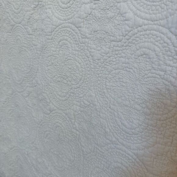 Earl & Wilson Medallion Stitched Full Size Cotton Quilt Coverlet in White - Picture 4 of 10